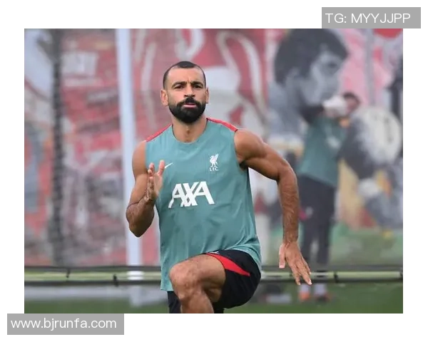 光头球星的传奇人生与足球场上的辉煌瞬间 光头球星的传奇人生与足球场上的辉煌瞬间