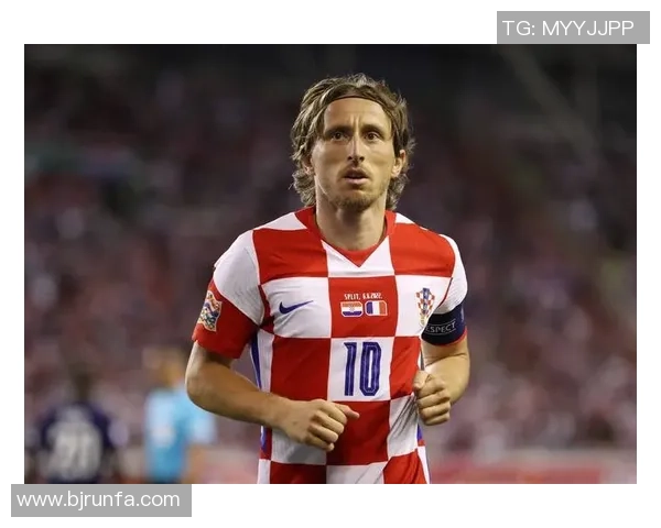 足球明星为何在全球范围内备受追捧与崇拜的深层原因解析 足球明星为何在全球范围内备受追捧与崇拜的深层原因解析