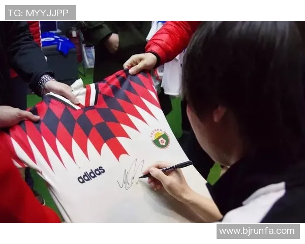 足球明星微笑签名瞬间展现亲和力与球迷互动的温馨时刻