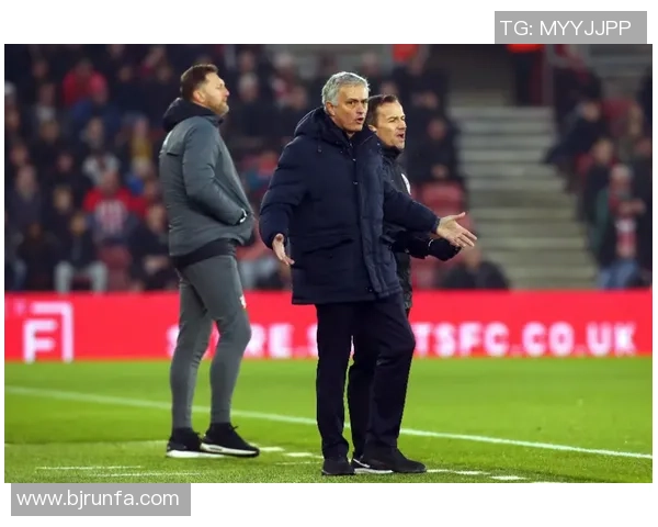 足球明星佩戴头套的独特风采与时尚魅力展现